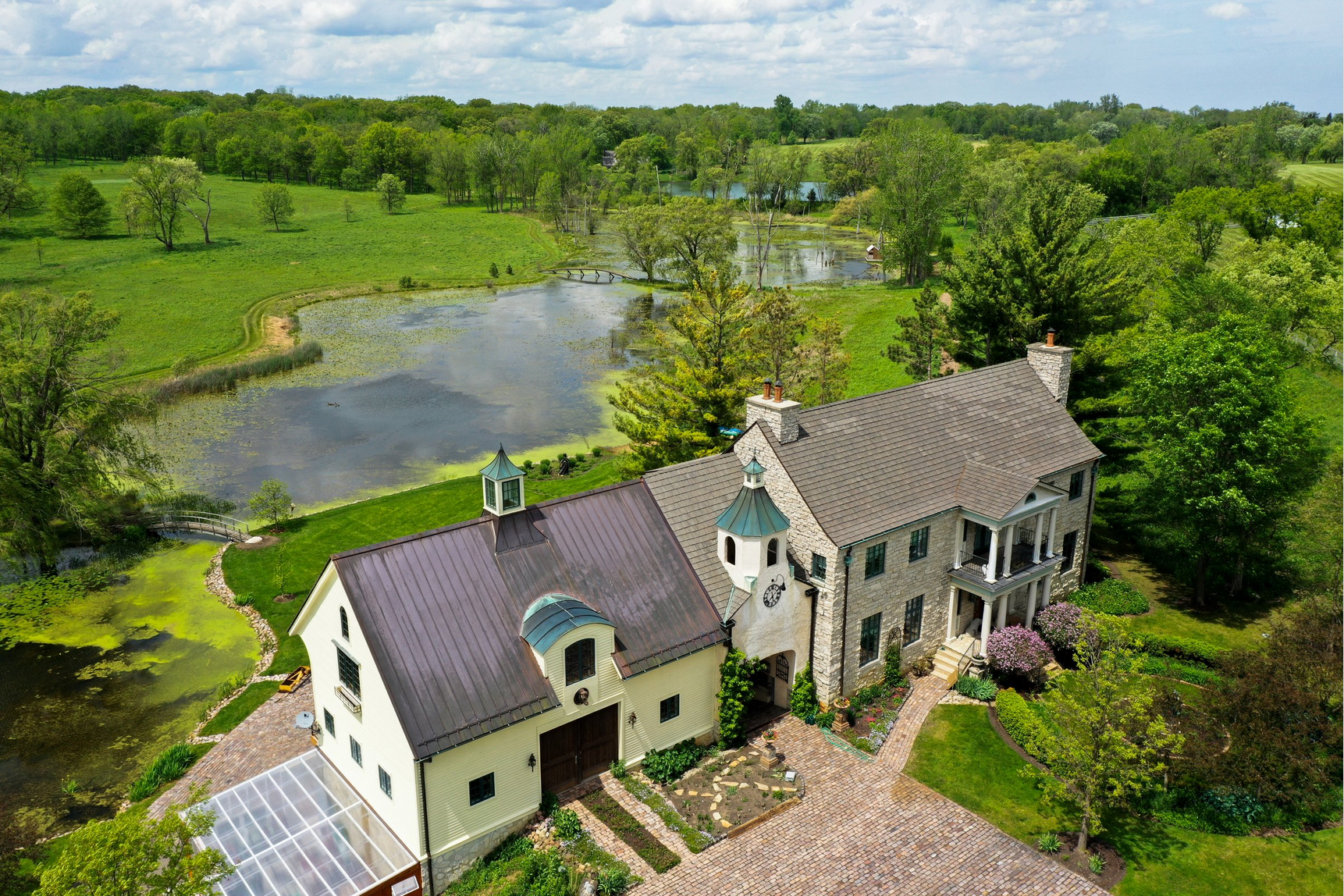Best Roof Styles for Modern Farmhouse Homes