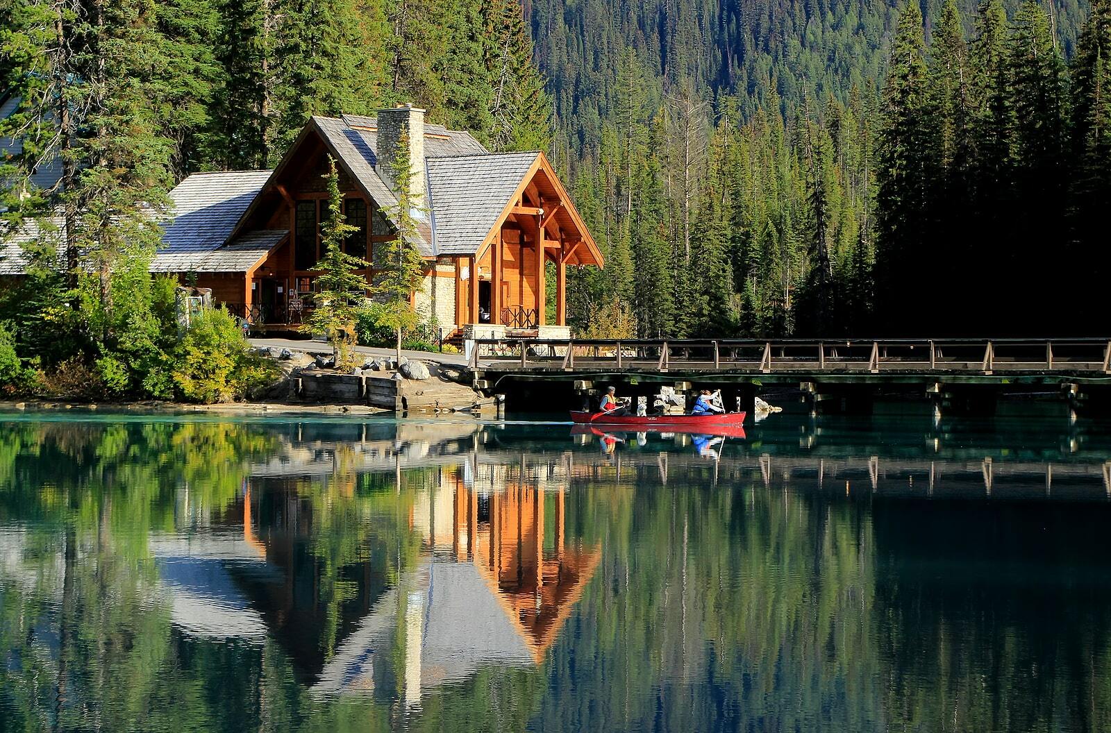 Choose the Right Roofing Material for Your Lake Home