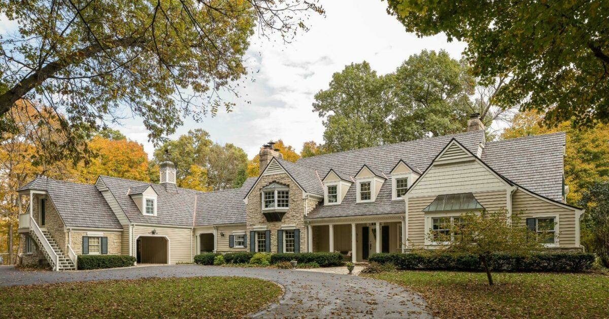 5 Spectacular Ranch Style House Colors with Brown Roof | Brava Roof Tile