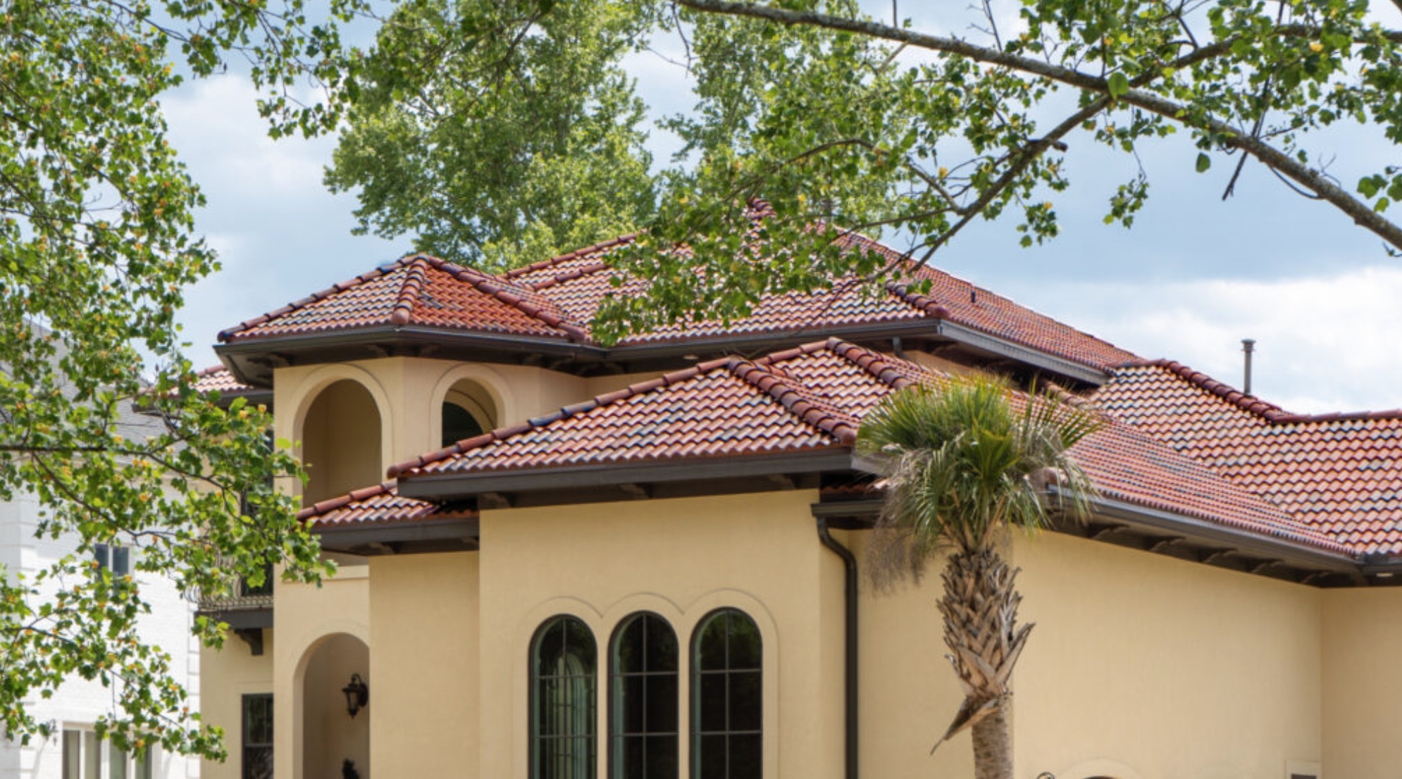 Flat Roof Tiles vs Curved: Benefits and Drawbacks