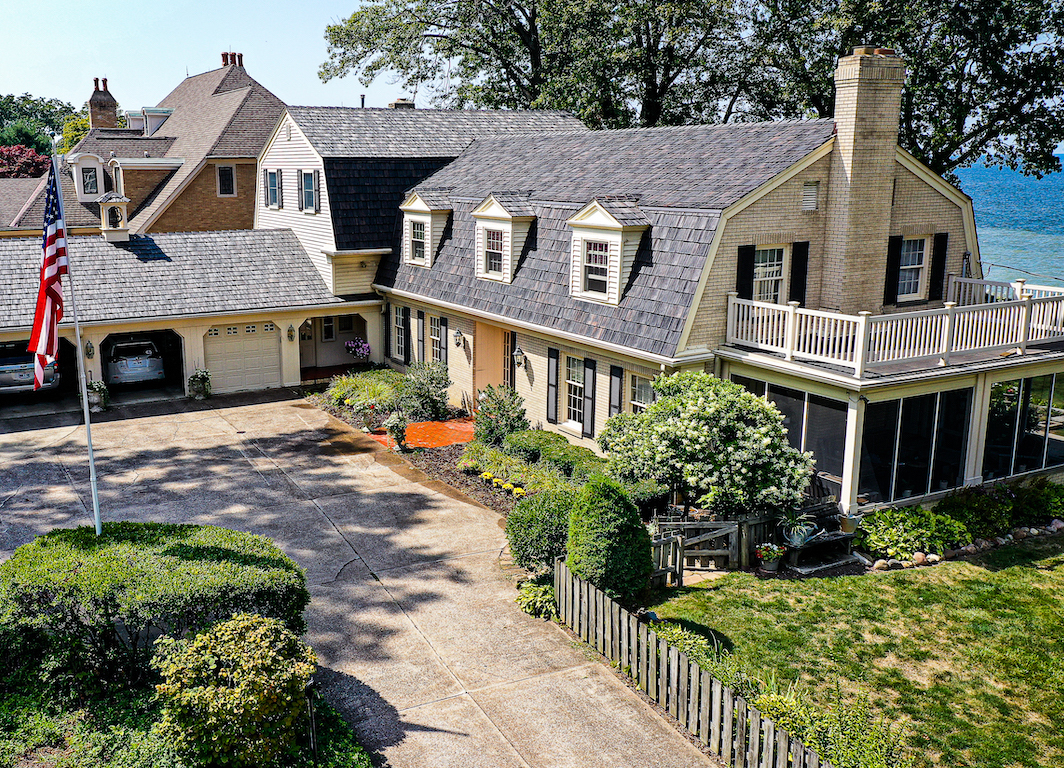 Aged Cedar Roof: Colors & The Look Without The Downsides